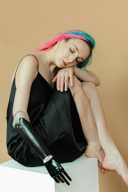 El biohacking underground se presenta como una resistencia a las tecnologías de control, promoviendo el uso creativo y accesible de la tecnología