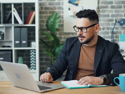 Derrière l’écran, il y a surtout l’épuisement qu’on ne voit pas