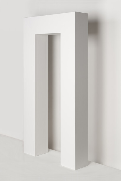 Robert Morris, Portal, 1964. Collection of the Museum of Contemporary Art Chicago, gift of Mrs. Robert B. Mayer. Photo: Nathan Keay, © MCA Chicago. © 2014 Robert Morris / Artists Rights Society (ARS), New York.