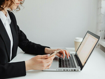 Digital technocracy consolidates an invisible power that operates through algorithms, obscuring political decisions and reducing citizens to mere data