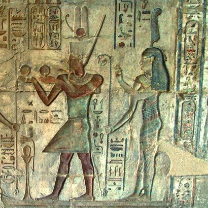Rilievo all'interno del tempio di Hathor a Deir el-Medina, Set Maat, a Tebe Ovest, nei pressi di Luxor, Egitto