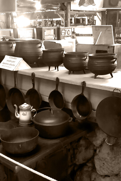 Colección de ollas y otros objetos antiguos de hierro en el restaurante Añoranzas, 
San Rafael de Heredia, Costa Rica. Foto: Sergio Orozco A. 2018