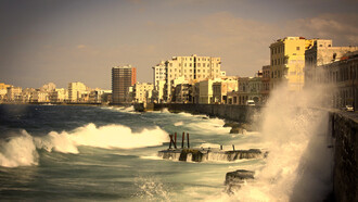 El malecón habanero con el mar picado, La Habana, Cuba