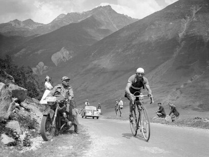 Gino Bartali scala una montagna
