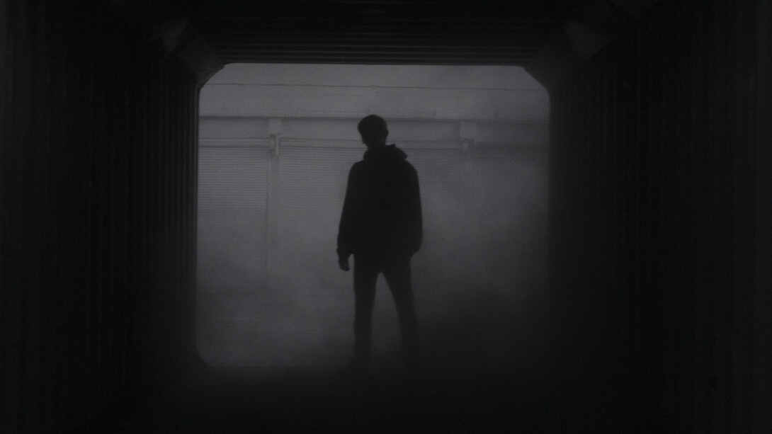 Sombra de un joven entre la neblina