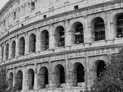 Destaque para o neorrealismo italiano, surgido no contexto de retomada do cinema europeu após a Segunda Guerra Mundial, período em que autores como Roberto Rossellini e Luchino Visconti iniciaram suas trajetórias cinematográficas, seguindo diretrizes estéticas que privilegiavam uma dramaturgia naturalista, o uso de atores não-profissionais e o encontro da câmera com locações externas ao invés dos imponentes estúdios de cinema