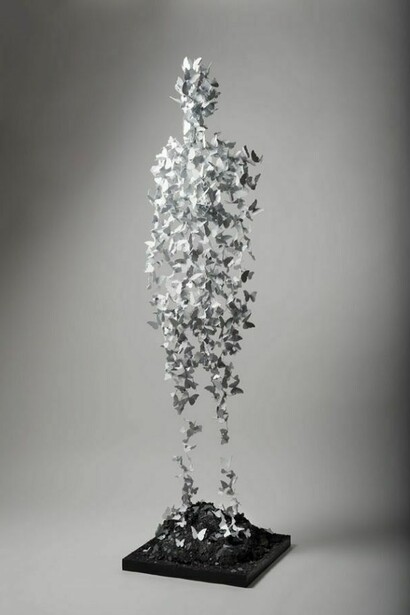 Senza titolo serie Papillon, 2012, scultura aerea, ferro saldato smaltato e polvere di ferro,185 x 50 x 50cm
