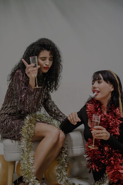 Duas amigas comemoram com drinques