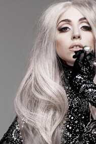 Lady Gaga, cantora estadunidense amplamente conhecida por seu senso de estilo. Quando falamos da música, uma das artes mais importantes e influentes na nossa sociedade, conseguimos fazer um paralelo com cada elemento supracitado, e tendo isso em consideração é fácil de concluir que esse casamento da moda com artistas musicais não apenas é super importante, como compõe todo um conceito/contexto dentro de o trabalho musical