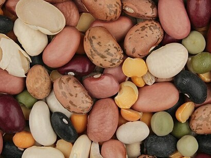 Beans pinto, small white, small reds, pink, red kidney, great northern, baby lima, large lima, black, peas green split, blackeye, whole green, yellow split, chick lentils and barley – are some of the ingredients for a bean and lentil soup