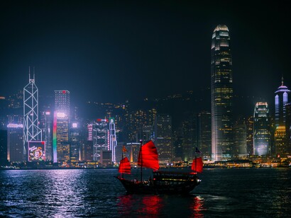 Victoria Harbour em Macau, na China. Na ingratidão do tempo e do espaço, terríveis sumidores e destruidores  de emoções e experiências, talvez possa haver tempo e espaço para ainda transmitir o intransmissível viver do quotidiano aqui passado, noutros tempos e espaços vivido e experimentado