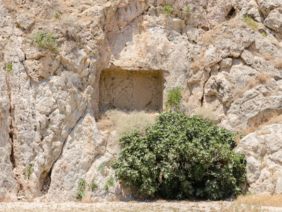 Los primeros poemas líricos nos muestran la intimidad del poeta, ponen de manifiesto su yo más íntimo, dan a conocer sus amores y desamores.
Antigua tumba excavada en la roca, Santorini, Grecia