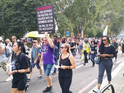 Manifestação antivacina em Londres, Inglaterra, 2021. O pós-modernismo, ao relativizar o conhecimento científico, corre o risco de minar a base de tomada de decisões políticas informadas por evidências. A crise da Covid-19, por exemplo, mostrou os perigos de um público cético em relação à ciência, com implicações diretas para a saúde e o bem-estar de milhões de pessoas
