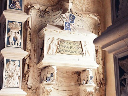 Cappella degli antenati, elefanti malatestiani e dado con stemmi e ritratto, Tempio Malatestiano, Rimini, Italia