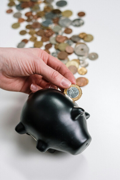 Establecer metas financieras claras a largo plazo permite mantener la constancia y el enfoque en el camino hacia la libertad financiera