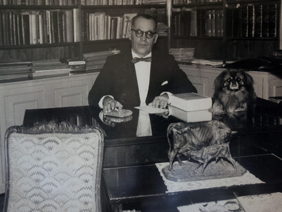 João Guimarães Rosa em sua biblioteca pessoal com os seus gatos e cachorro