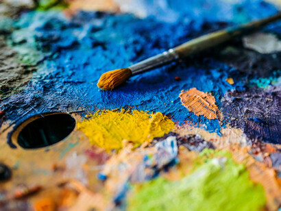 Las vanguardias del siglo XX surgieron como una respuesta radical a los conflictos sociales y políticos, mientras que el arte post-posmoderno juega con la ironía y la ambigüedad sin una causa común definida