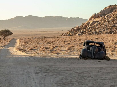 Rottami abbandonati nel deserto