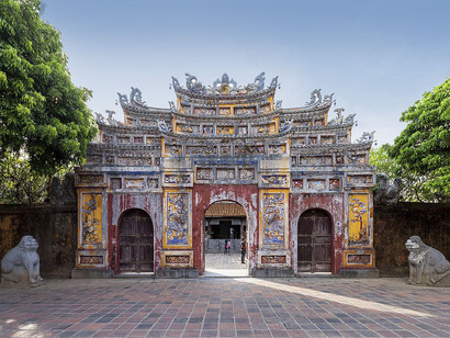 Puerta dentro del complejo del palacio imperial declarado Patrimonio de la Humanidad por la UNESCO, Hue, Vietnam