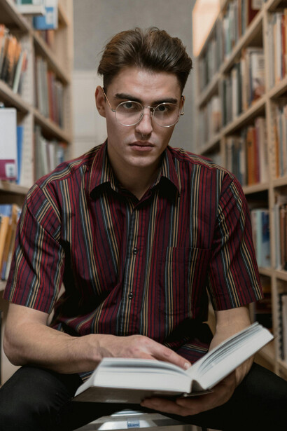 Aluno lê livro sobre educação e desigualdade social no Brasil