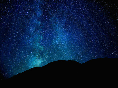 Vista de una noche iluminada por las estrellas