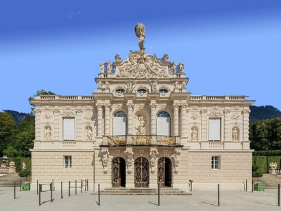 Costruito da Ludwig II si trova nelle Alpi bavaresi. Linderhof è il più piccolo dei tre palazzi reali di Ludwig, ma è l'unico completato durante la sua vita. Il palazzo è in stile rococò, con interni ricchi e un giardino decorato con fontane, statue e un padiglione moresco