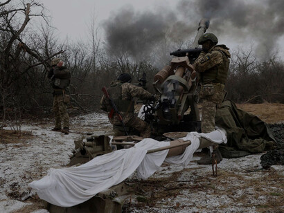 Artilleros ucranianos atacan posiciones rusas en la línea del frente en la región de Lugansk. Fotografía: Anatolii Stepanov