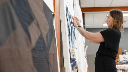 Jessica Wohl utiliza a arte como meio para capturar o invisível nas coisas simples. Inspirada na cultura doméstica e nos traumas e memórias que cada objeto carrega, ela nos convida a explorar a complexidade e a imperfeição da vida cotidiana, desafiando a visão superficial da felicidade e da perfeição