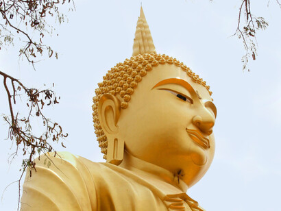 A estátua de Buda no templo Wat Muang na província de Ang Thong, Tailandia tem 92 metros de altura e 63 metros de largura