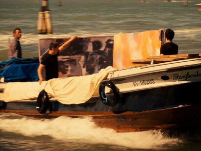 Traslado en barco de la obra de Robert Rauschenberg Express, 1963, al "Giardini della Biennale". Venecia, Italia