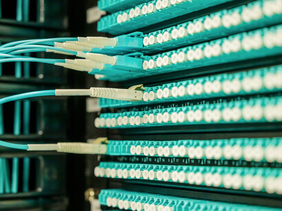 Sistema di collegamento in rete di più elaboratori e utenti, comprendente le piattaforme, i sistemi operativi, i protocolli e le architetture di rete