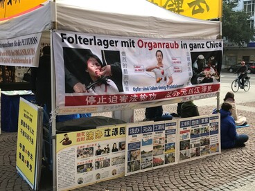 Queste manifestazioni pacifiche, spesso accompagnate da meditazioni pubbliche, si tengono davanti a parlamenti, ambasciate e piazze centrali d’Europa