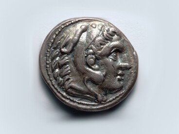 Grecia, periodo di Alessandro, IV secolo a.C. Tetradracma - Testa di Eracle giovane con la pelle di leone (dritto). Cleveland Museum of Art, Cleveland, USA