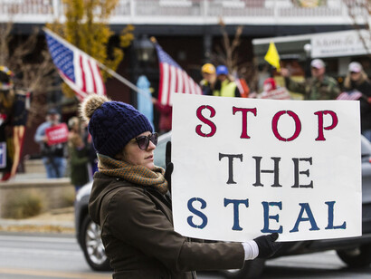 Grupo de simpatizantes trumpistas en la manifestación «Detengan el robo»