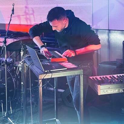 Le sue composizioni sono state descritte come "musica da viaggio", caratterizzate da melodie avvolgenti e ritmi ipnotici che trasportano l'ascoltatore attraverso paesaggi sonori suggestivi. Foto di @21aka12