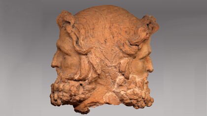 Testa di giano bifronte, dal deposito votivo di porta nord a vulci, 310-1 a.C. circa, Museo nazionale etrusco di Villa Giulia. Nel 46 a.C., Giulio Cesare riformò il calendario e fissò il 1° gennaio come l'inizio dell'anno, dedicandolo al dio romano Giano, simbolo di nuovi inizi