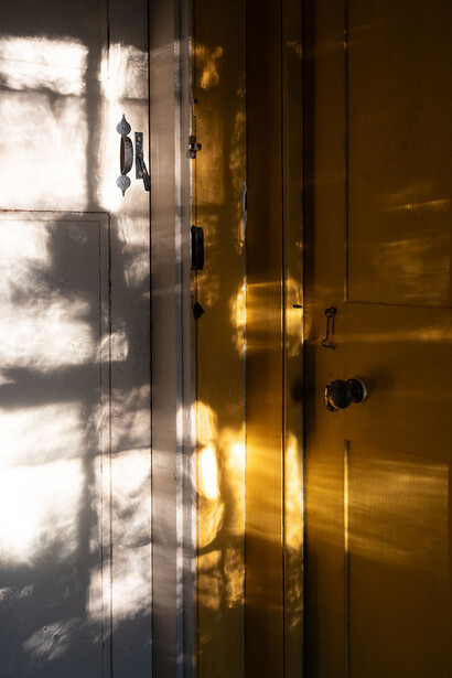 Deb Achak, Two doors, evening light (detail), 2025. Courtesy of Winston Wächter Fine Art