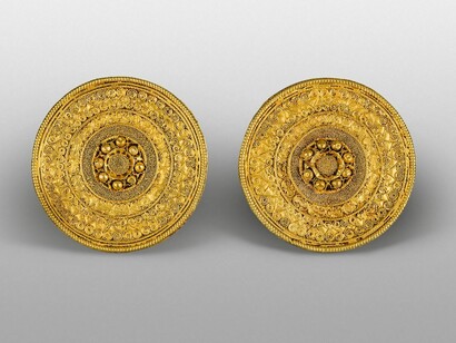 Orecchini. Oro, ultimo trentennio del vi secolo a.C. Credito: Fondazione Luigi Rovati, Monza, foto Mauro Ranzani