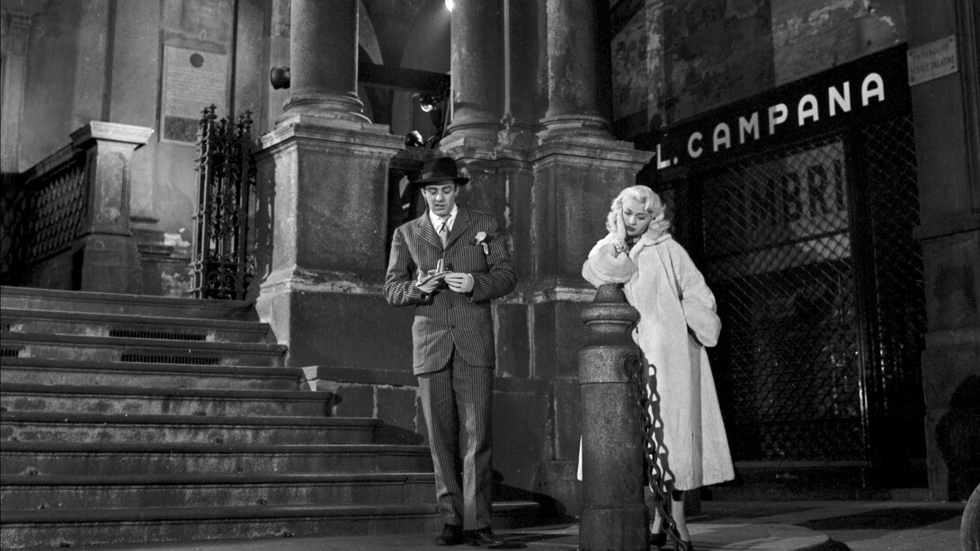 Dario Fo e Franca Rame durante la lavorazione del film Lo svitato di Carlo Lizzani in Piazza Mercanti; Milano, 07/12/1955; ©ArchiviFarabola