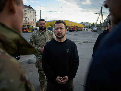 En Dnipro, Ucrania, el presidente Volodymyr Zelensky expresó su gratitud a los rescatistas que trabajan para mitigar las consecuencias del ataque ruso el 19 de abril de 2024