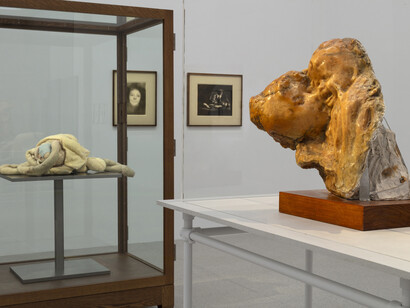 Verschiedene Künstler, Die erfindung der modernen skulptur, Ausstellungsansicht. Mit freundlicher Genehmigung des MUMOK