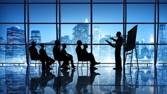 Jefe y empleados en una reunión de trabajo