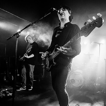 The Chameleons se dévoile et exprime son art dans certains entretiens avec des amis du groupe comme témoins de leur expérience musicale, les radios émettent et distillent leur musique au large public, malgré une appartenance cloisonnée et hermétique