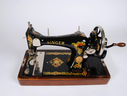 La máquina de coser Singer es una versión perfeccionada por Isaac Merritt Singer del modelo de Elias Howe