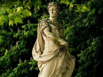 No salão, especialmente criado para o Imperador Francisco José I da Áustria, impõe-se o precioso “Trono do Kaiser” (em ouro e marfim), que o ligou a Corfu através de um túnel subterrâneo, e que é homenageado pelo acrescentado Museu Keiser Wilhelm II

