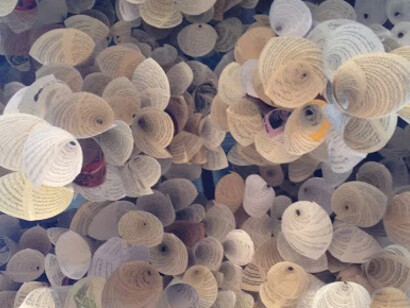 Analiza la historia, arquitectura y atmósfera del espacio preexistente para diseñar soluciones escultóricas que dialogan de forma coherente con el entorno. "Resonance" (Resonancia), 2023. Fabrica, Brighton and Hove, Este de Sussex, Inglaterra