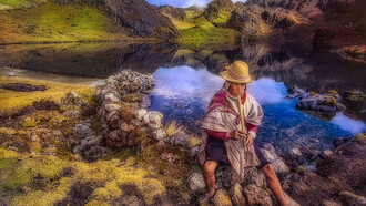 Un capo Qero che suona il flauto nelle splendide vallate di Willka Wiunka, foto Sergio Pessolano

