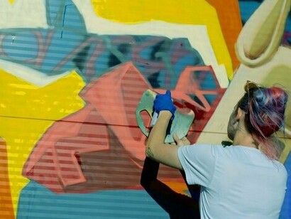 Artista produz seu grafitti. Como jornalista, acho que é importante entender que o “noticioso” também é ler as paredes. Ler o povo. Ler a sociedade marginalizada, que não tem voz no espaço da mídia tradicional e não produz seu próprio conteúdo