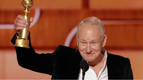 O ator Stellan  Skarsgård recebendo o Globo e Ouro: agradeceu a sua família, como de praxe, mas destacou algo mais raro: a alegria de ver um filme norueguês, independente e sem orçamento para publicidade alcançar o público daquela maneira e, sobretudo, ser visto no cinema, segundo ele, uma espécie em extinção. E concluiu com uma imagem simples e perfeita: num cinema, quando as luzes se apagam e eventualmente você divide o braço da cadeira com outra pessoa, isto é magia! Cinema deve ser visto no cinema