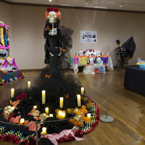 Ofrendas, celebrando el Día de muertos 2024, vista de exhibición. Cortesía del Instituto de Artes de Detroit